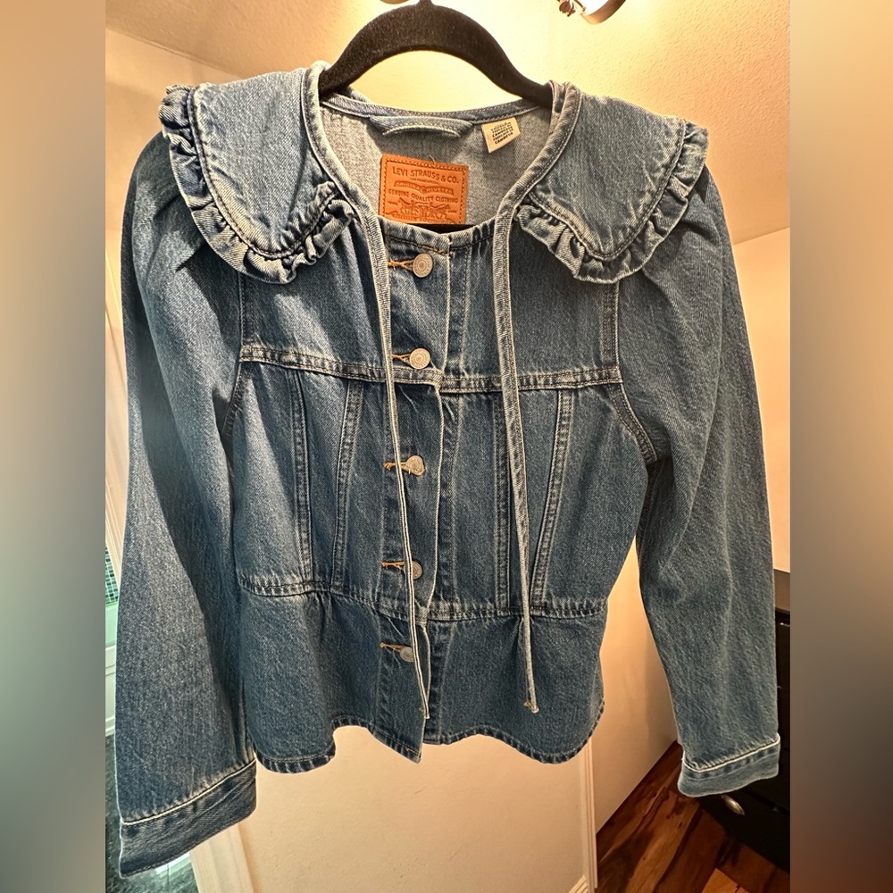Levi’s blue denim jacket w/ Peter Pan collar. Size XS. Worn only once.